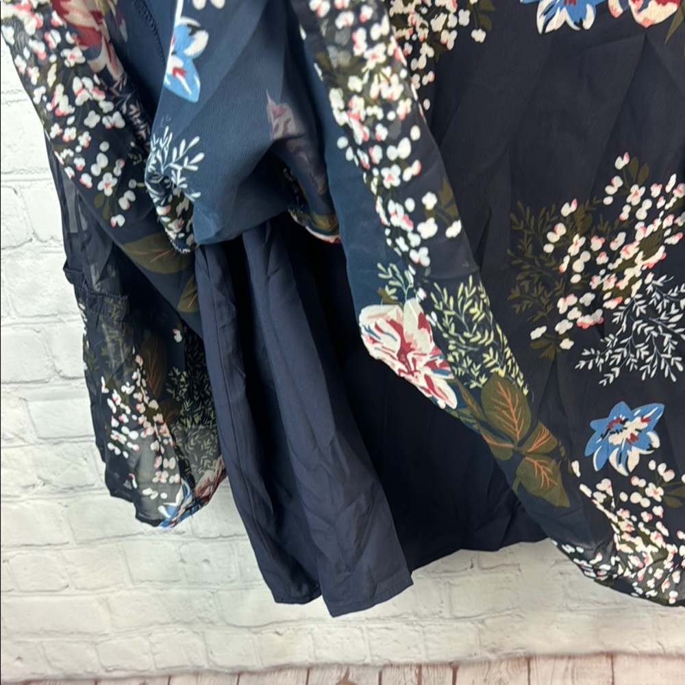BloomChic Blue Floral Bell Sleeve Sheer Overlay Blouse Plus Size 5X 28 - Picture 8 of 8